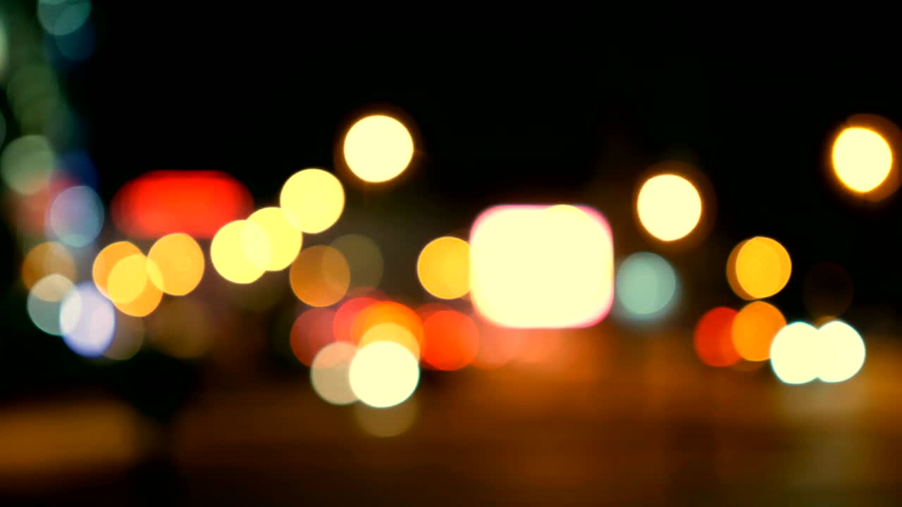 luces desenfocadas calle de los ángeles resumen. fondo borroso de la ciudad. círculos de bokeh en movimiento del tráfico nocturno.