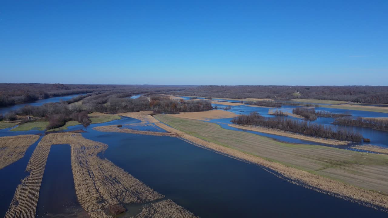 Stigende luftfoto af vandvejene ved Fort Donelson i Tennessee.