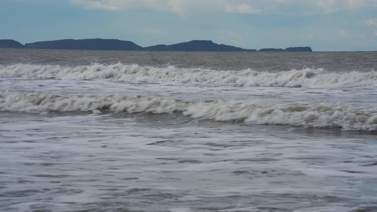 Onde selvagge di natura costiera incontaminata sul Mare Adriatico in una fredda giornata invernale.