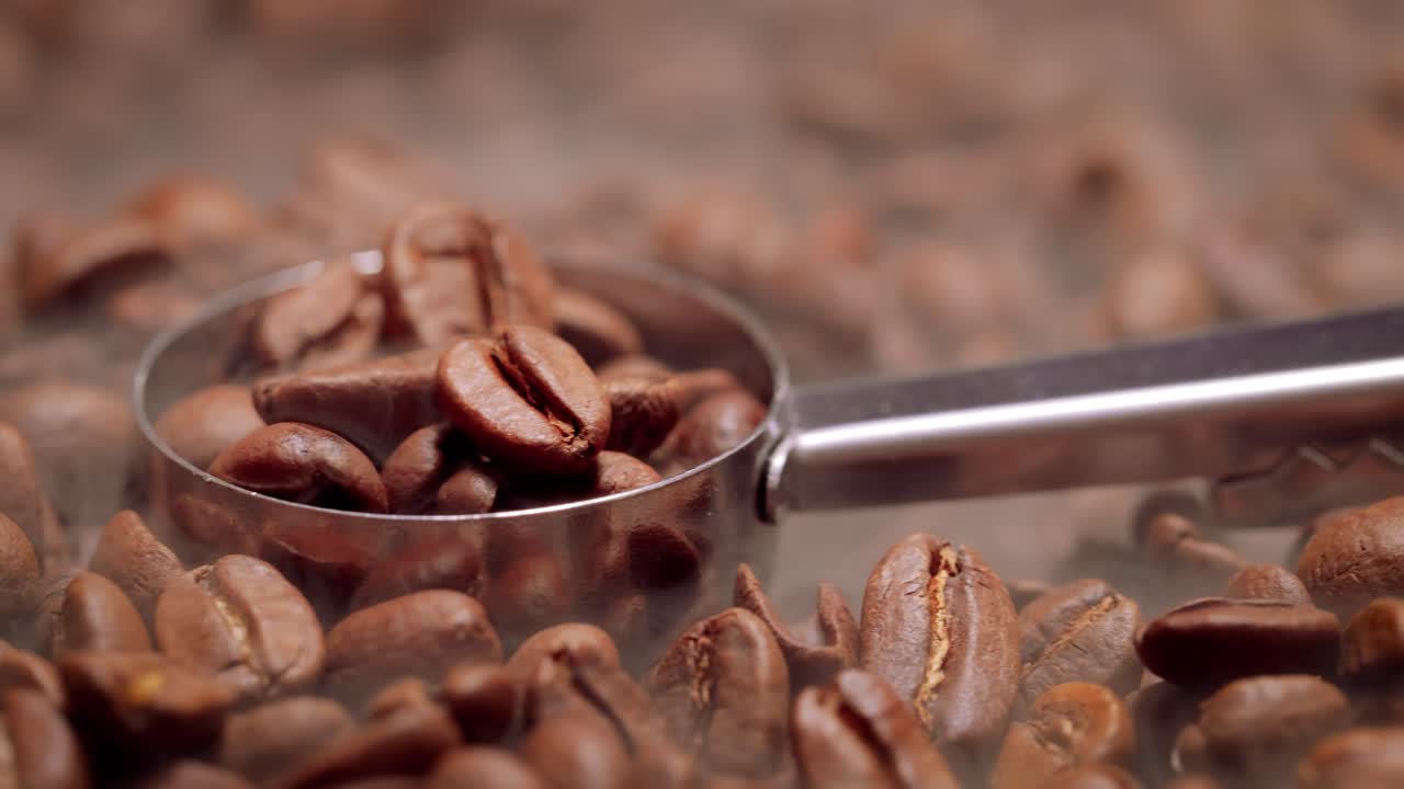 Close up di semi di caffè. I chicchi di caffè profumati sono fumo tostato proveniente dai chicchi di caffè.