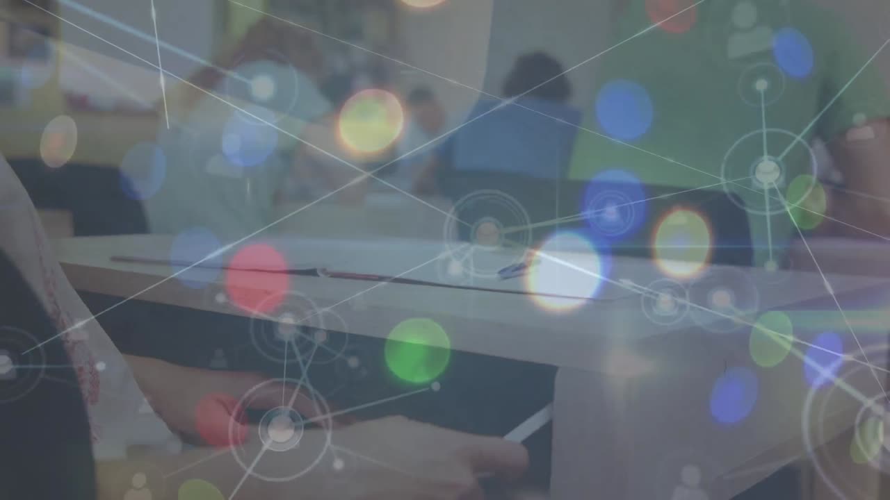 학교에서 스마트폰을 사용하는 백인 소년의 손을 통해 연결 네트워크의 애니메이션