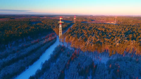 Transmisión-De-Energía.-Torre-De-Electricidad-De-Alta-Tensión.-Ingeniería-De-La-Energía