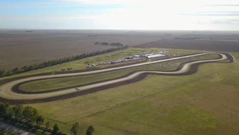 vista aérea de la pista de coches en la que circulan los coches de carreras - pista de carreras en un día de práctica - disparo de drones