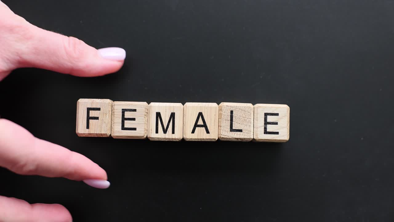 Parola FEMALE composta con tessere di lettere
