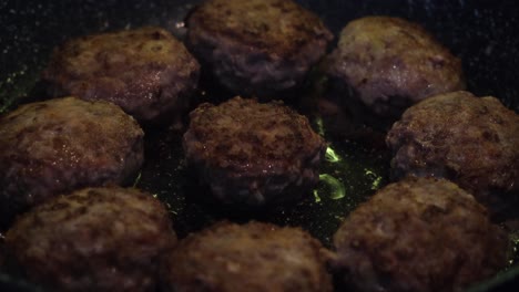 albóndigas fritas en una sartén