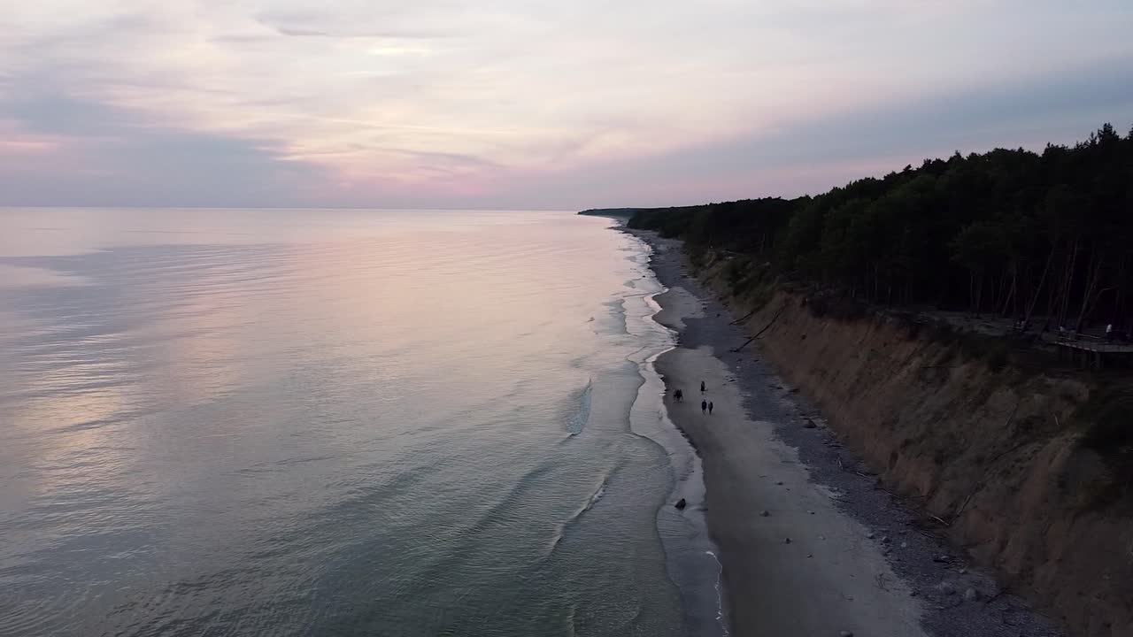 взгляд с воздуха на закат над балтийским морем возле голландского мыса, литва