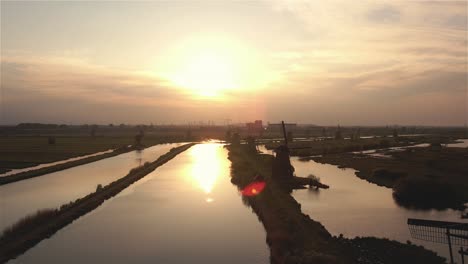 無人機飛過kinderdijk的風車在日落時在4k