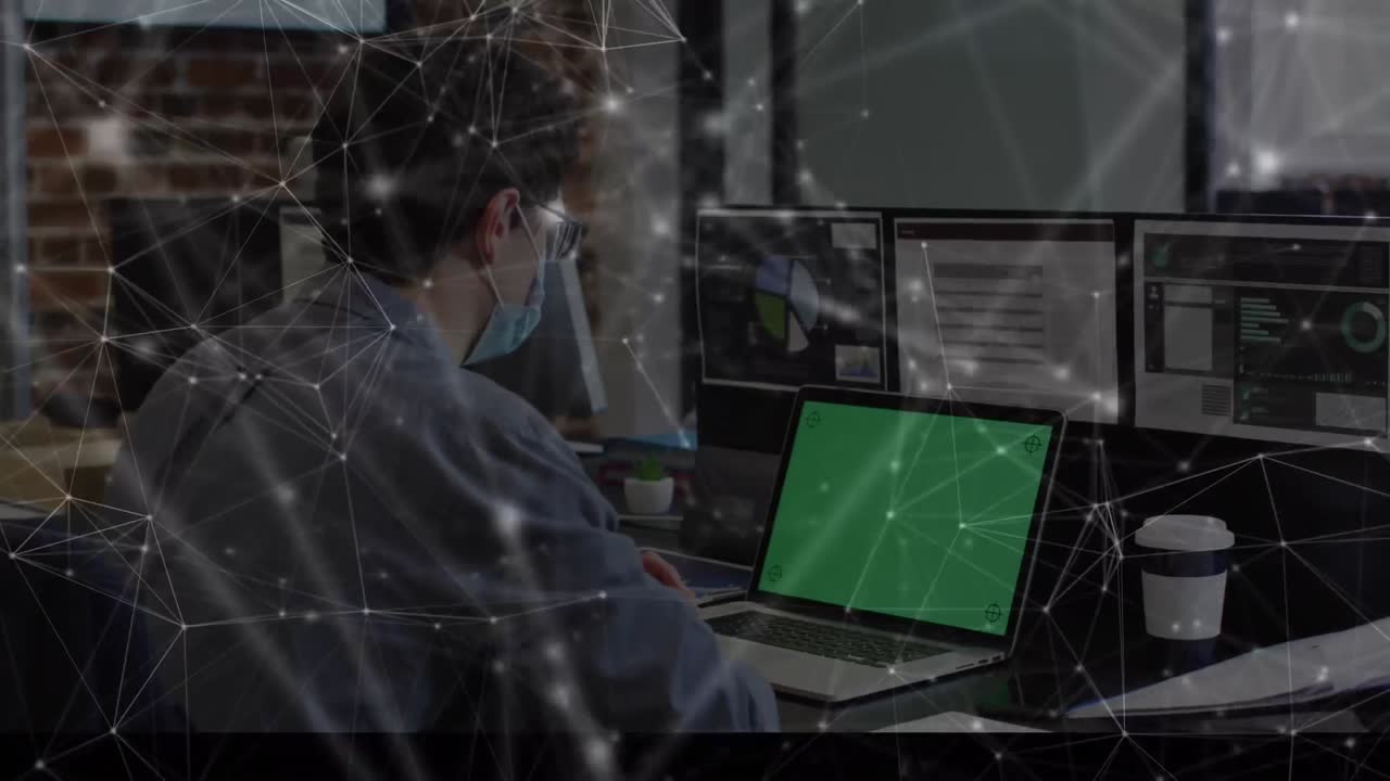 사무실에서 컴퓨터를 사용하여 얼굴 마스크를 입은 사업가에 대한 연결 네트워크의 애니메이션