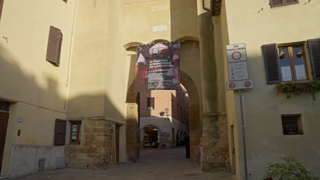 Entrando-Por-Porta-Al-Prato-Acceso-Principal-Hacia-El-Centro-Histórico-De-La-Ciudad-De-Pienza,-Provincia-De-Siena,-Italia
