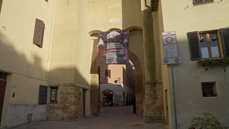 eingang in die porta al prato, haupteinfahrt in richtung des historischen stadtzentrums von pienza, provinz siena, italien