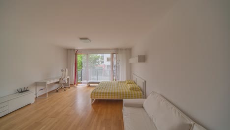 un apartamento de estudio lleno de luz con muebles blancos sofisticados y una cocina moderna