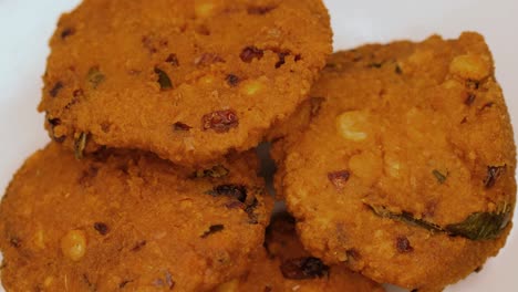 primer plano de un bocadillo crujiente y sabroso del sur de la india llamado masal vadai