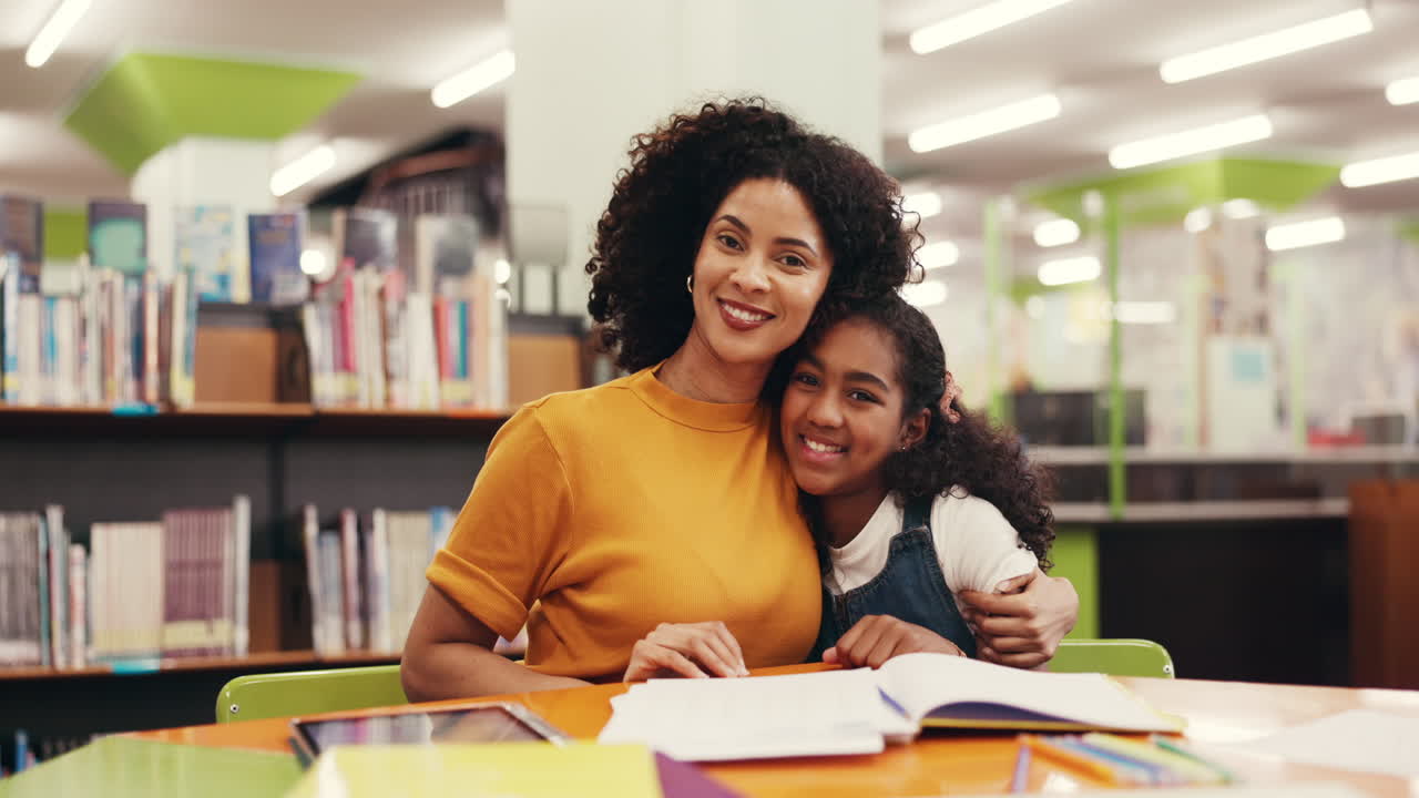 Madre e figlia in biblioteca