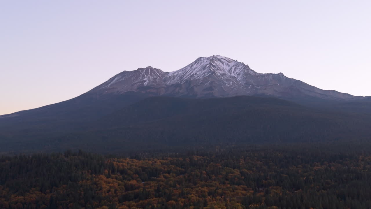 Monte Shasta nel nord della California all'alba. Volo con drone sopra gli alberi colorati d'autunno all'alba