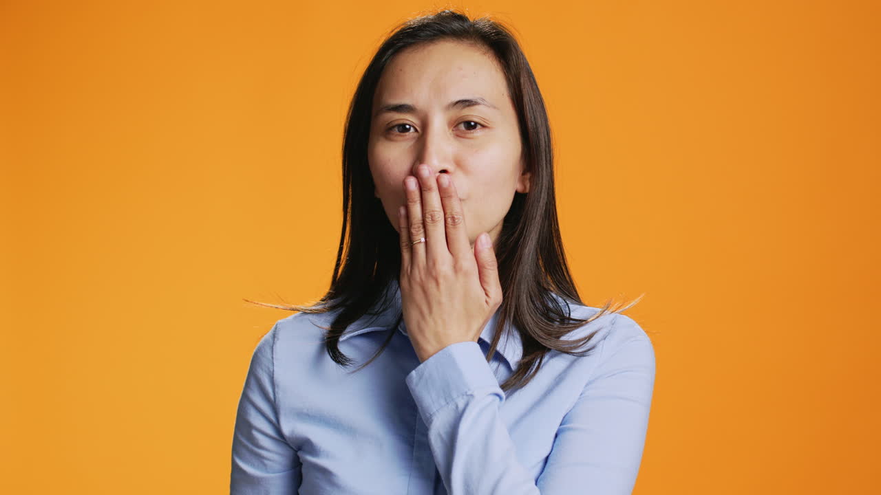 자신감 넘치는 필리핀 사람이 카메라 앞에서 공중 키스를 보내고 있습니다.