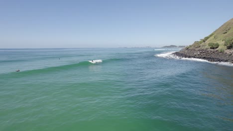 surfistas en el mar cerca del parque nacional burleigh en queensland, australia