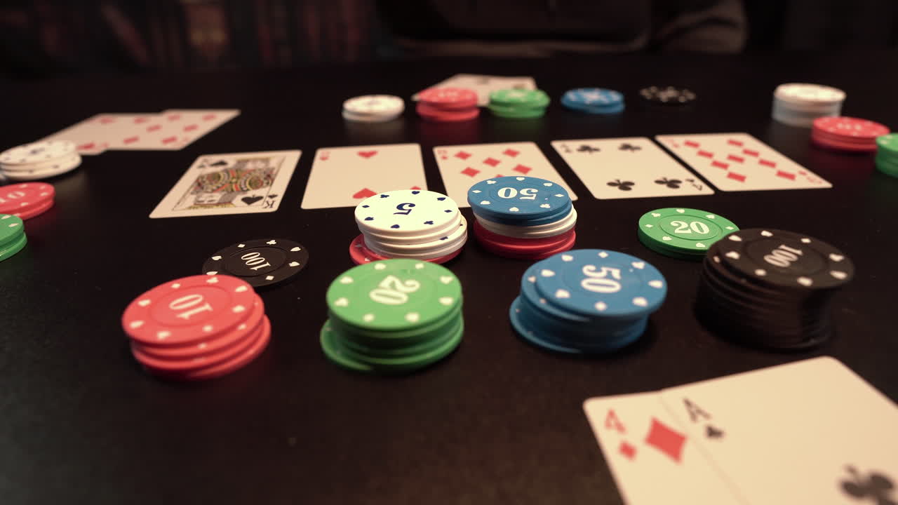 Texas Hold'em Pokerspill, viser kort og sjetonger på bordet, nærbilde.