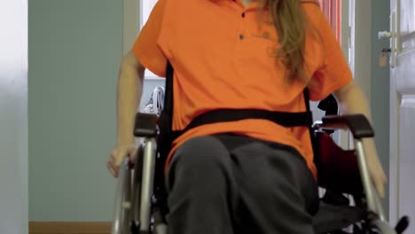 Mann,-Ein-Behinderter-Mensch-Mit-Einer-Verletzung-Des-Rückenmarks-Und-Der-Beine