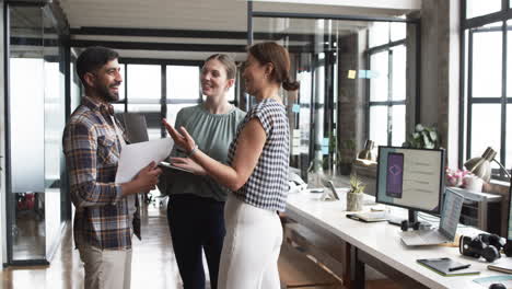 tres profesionales de negocios están involucrados en una discusión en un entorno de oficina moderno