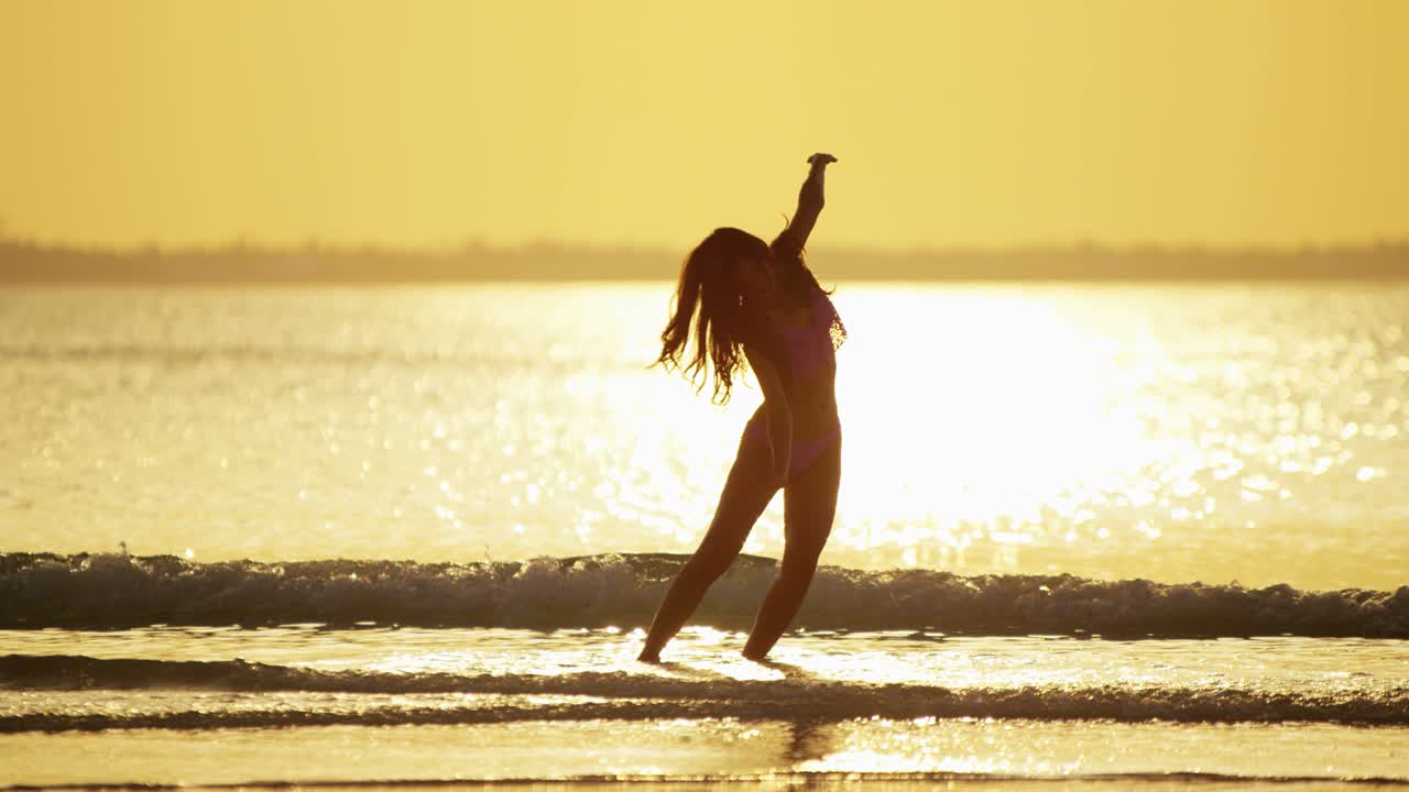 joven asiática china en la playa al atardecer