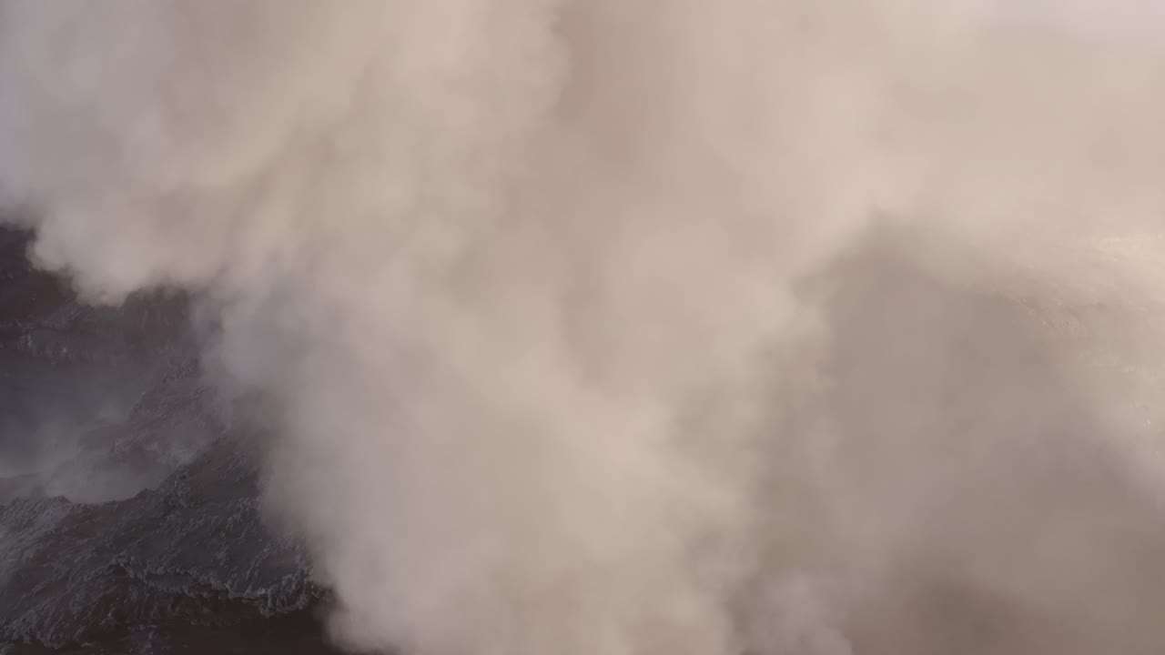 과테말라의 화산 화구 위에 큰 재 어리가 있습니다.