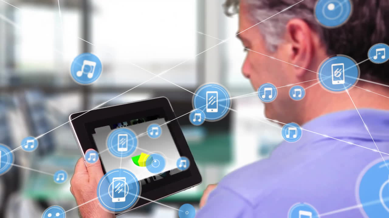 animación de iconos conectados sobre el hombre caucásico desplazándose y mirando el gráfico circular en la tableta digital