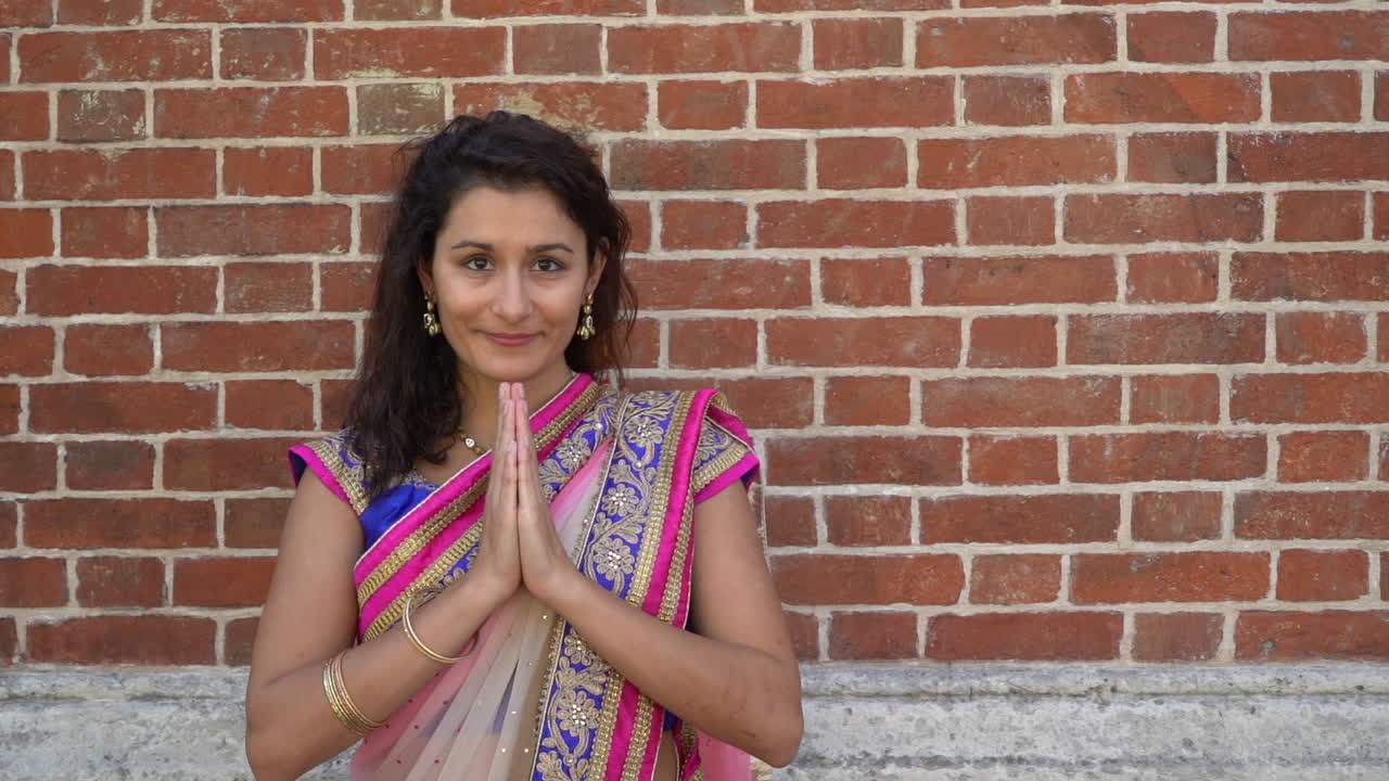 Donna in sari tradizionale che prega e celebra il Diwali