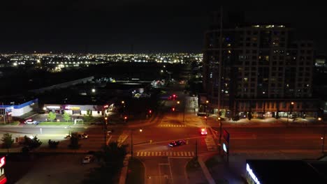 Coches-De-Policía-Que-Bloquean-Las-Carreteras-Por-La-Noche-Para-Establecer-Un-Perímetro-De-Seguridad.