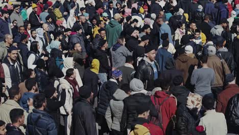 una gran multitud se reúne