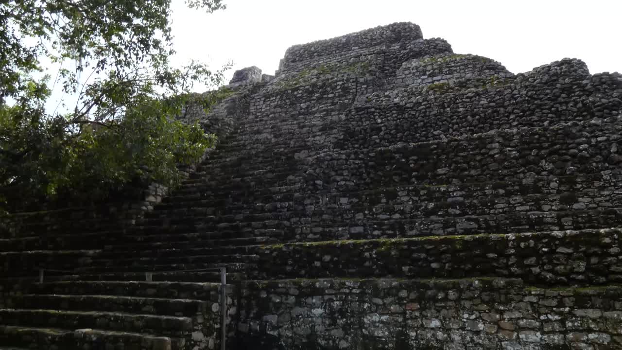 templo 24 en chacchoben, sitio arqueológico maya, quintana roo, méxico