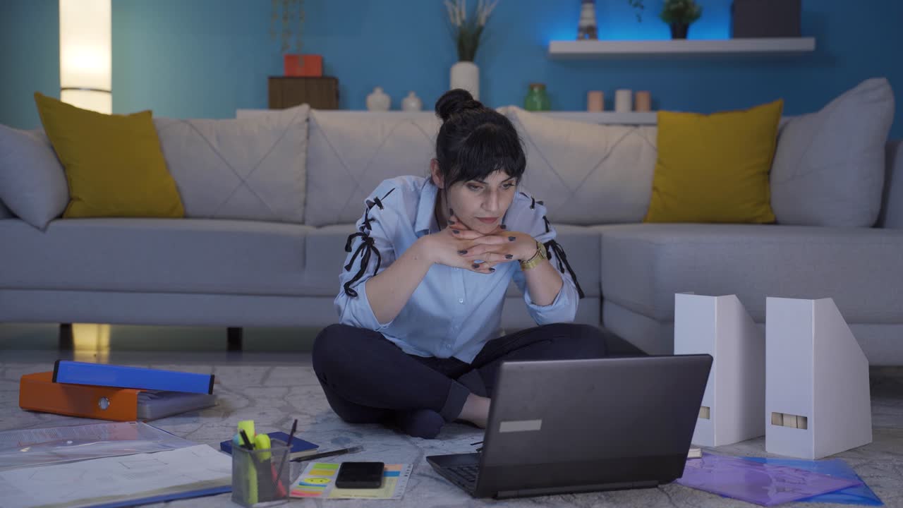 una mujer trabajadora de oficina en casa esperando nerviosamente en la computadora portátil.