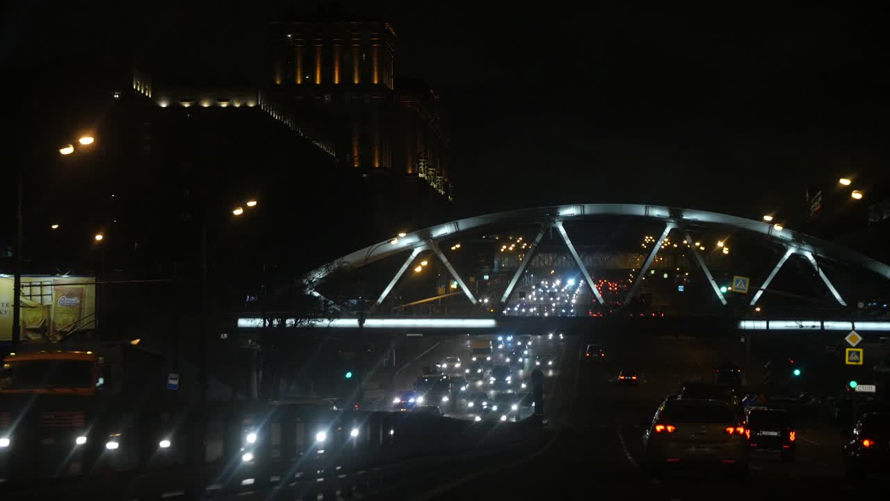 tráfico nocturno de la ciudad bajo el puente