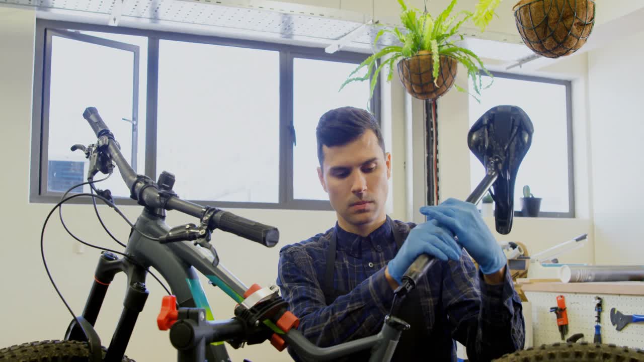 4k 워크 ⁇  에서 자전거 를 수리 하는 사람