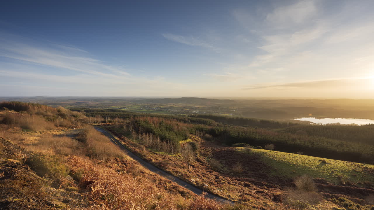 lapso de tiempo de movimiento panorámico de un paisaje rural remoto en irlanda durante la transición de día a noche