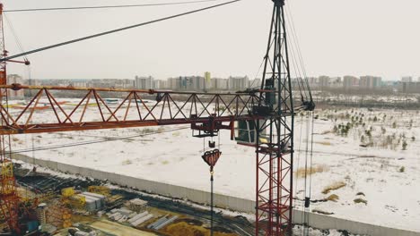 Hohe-Rostige-Baukräne-Auf-Der-Baustelle-Durch-Ödland