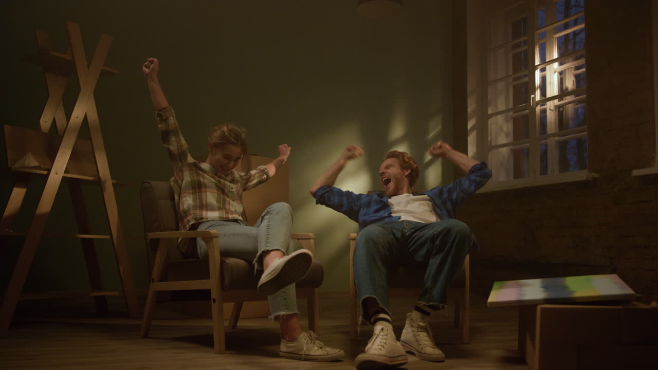 una pareja satisfecha disfrutando de un nuevo apartamento. una familia regocijándose en una casa renovada.