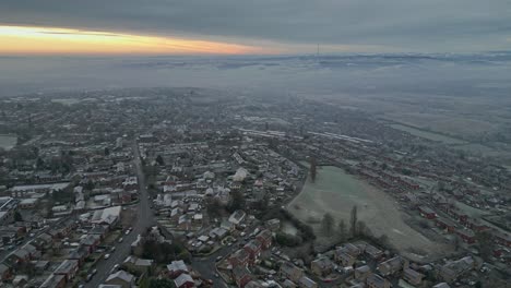 imágenes aéreas cinematográficas de 4k, que representan una ola de frío invernal inglés rural y duro con niebla y temperaturas bajo cero