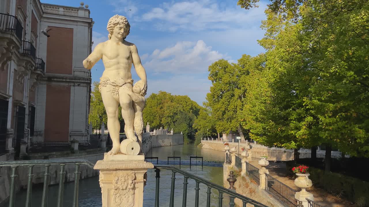 filmed on the side of the royal palace of Aranjuez, where it borders the Tagus River, we see a part of its gardens and a marble statue on a pedestal as the central element of the video,in slow motion