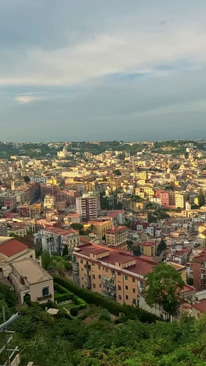 경치 좋은 전망대 에서 볼 수 있는 넓은 도시 풍경