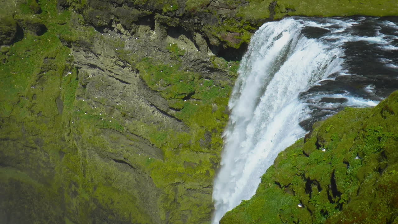 imágenes en cámara lenta de la cascada de skogafoss - cascada ubicada en el río skoga en el sur de islandia