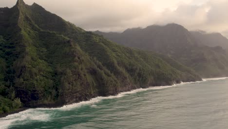 imágenes dramáticas que revelan el famoso parque haena y el sendero kalalau por la costa de napali durante la puesta de sol