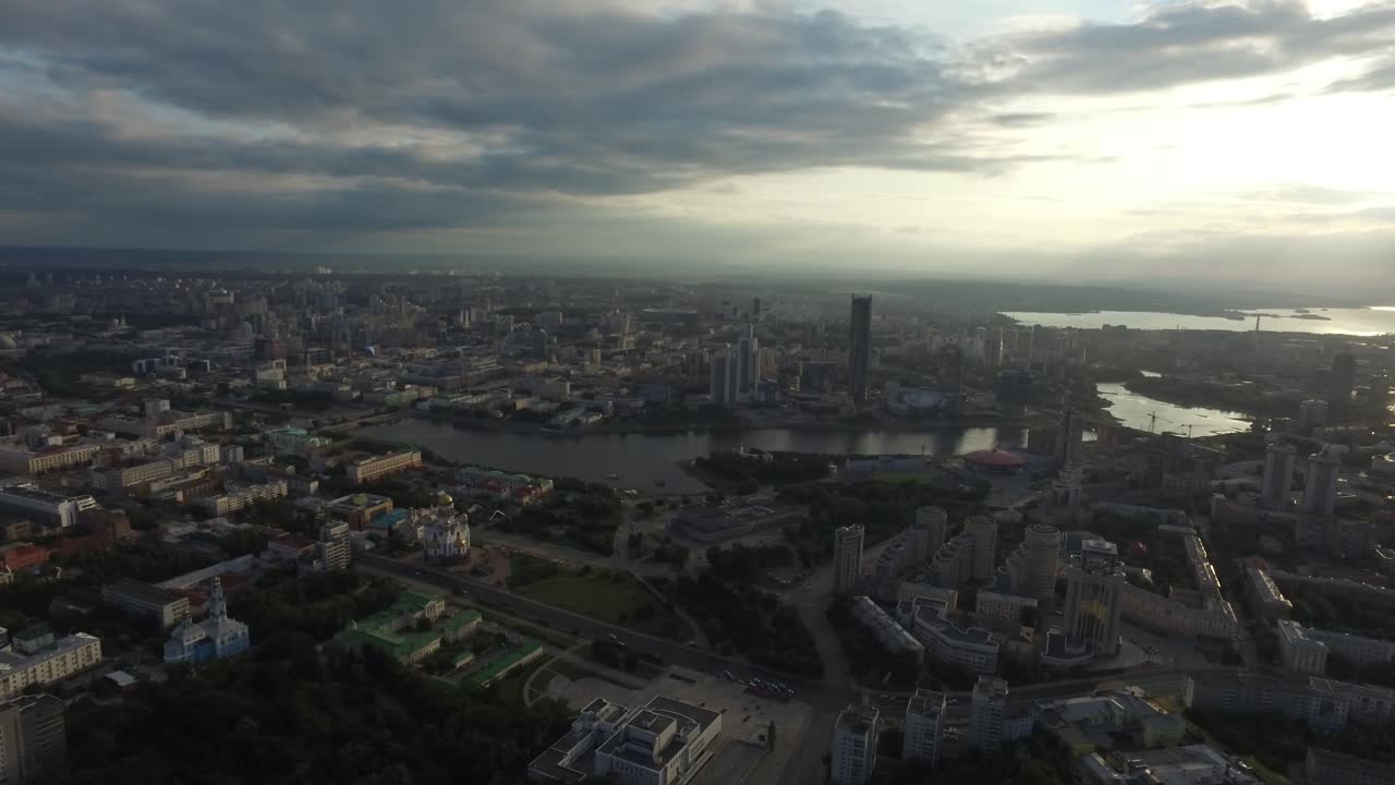 해가 지고 있는 러시아 도시 의 공중 사진