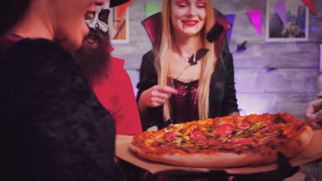seguimiento de la chica bruja que llega con pizza