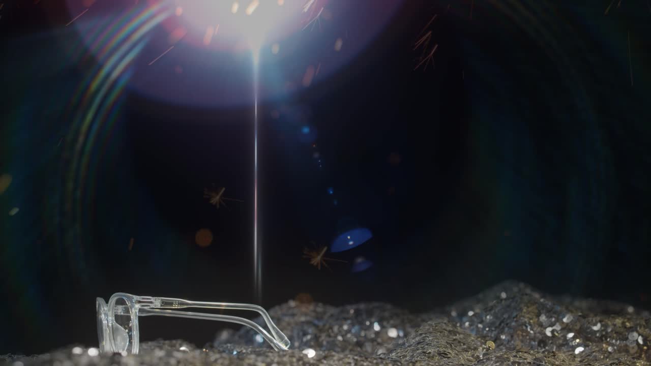 gafas de marco transparente de lujo en una pantalla giratoria bajo un foco brillante