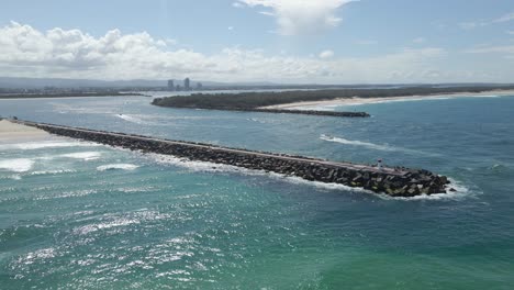 La-Costa-Dorada-De-Spit-Y-El-Río-Nerang-Se-Encuentran-Con-El-Mar-De-Coral-En-Verano-En-Qld,-Australia