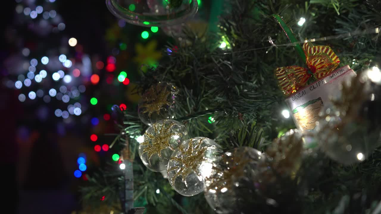 primer plano de un árbol de navidad con adornos navideños brillantes
