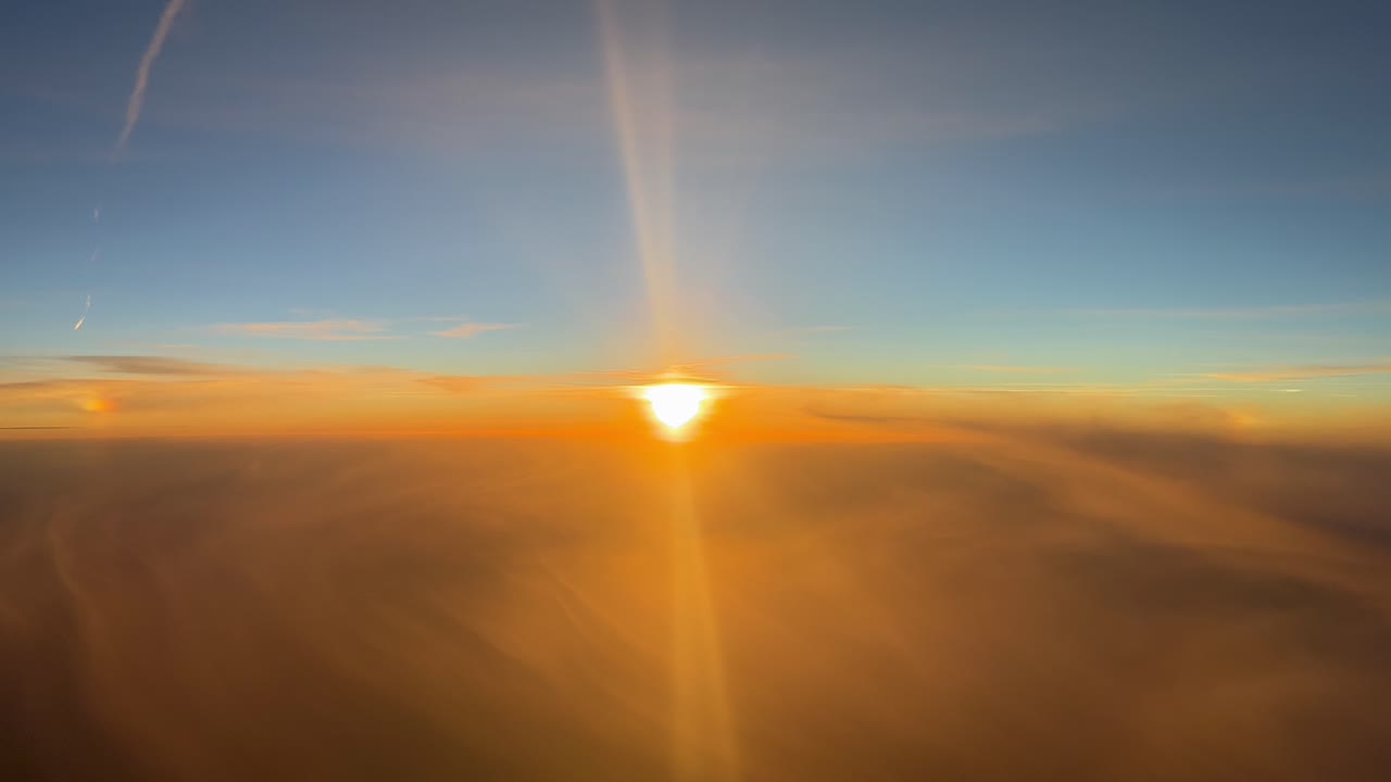 espectacular puesta de sol tomada desde una cabina de avión