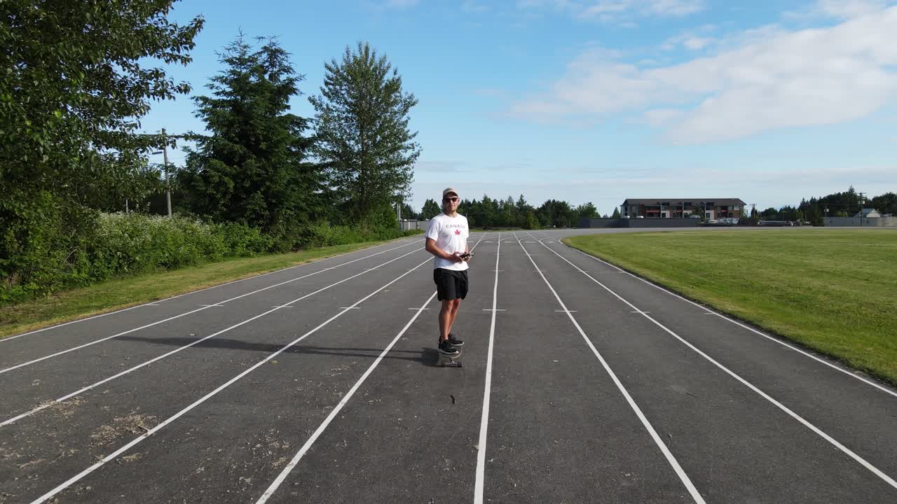 콘크리트를 따라 스케이트보드를 타고 있는 젊은 남자의 전면 전망