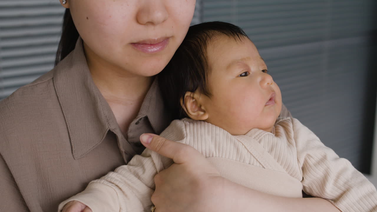 아기 를 안고 있는 어머니