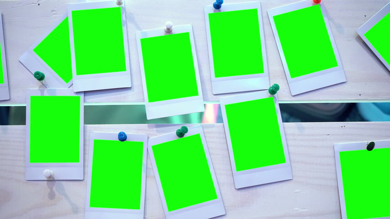 초록색 배경을 가진 사진 프레임